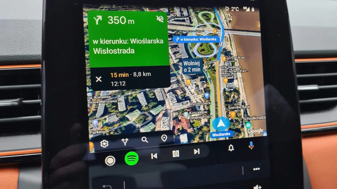 Nawigacja w samochodzie z Android Auto pokazuje trasę do Wiślarskiej. Jak włączyć tę funkcję? Proste!