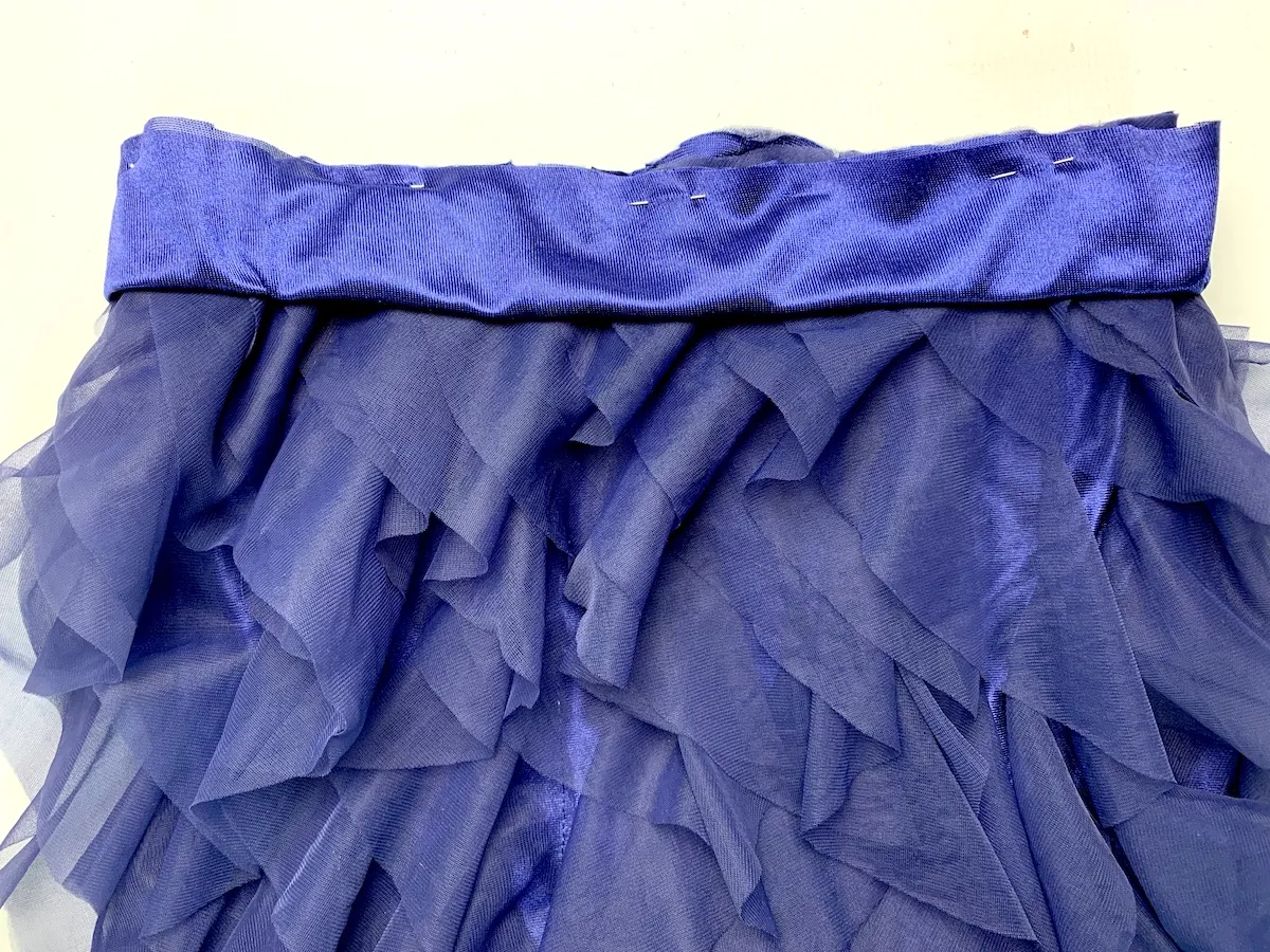 inspiracje przedłużanie spódnicy falbaną koronką