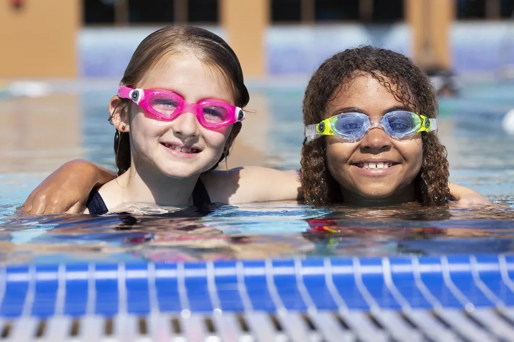 dziecko w okularkach do pływania