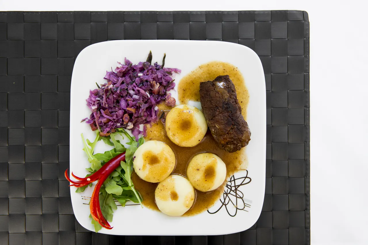 rolada wołowa z kluskami śląskimi i modrą kapustą