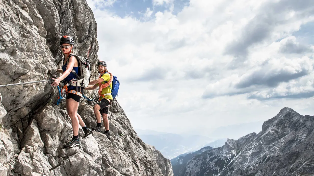 Wanderer auf dem Klettersteig zur Zugspitze im H&ouml;llental