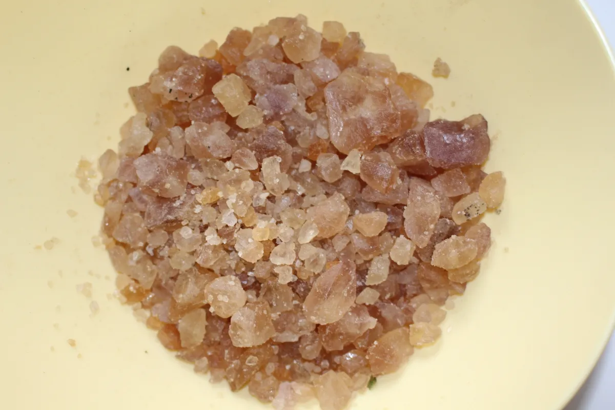 Mefedron brązowy kryształ wygląd