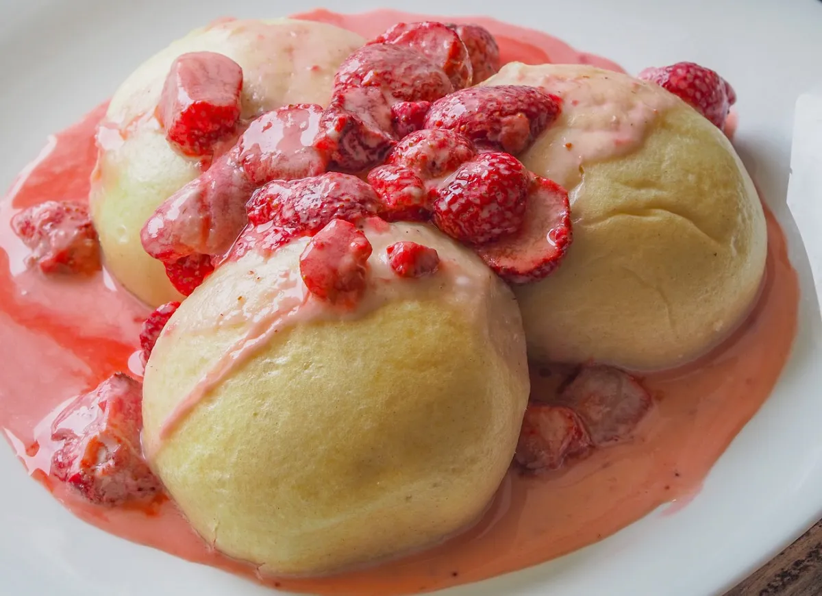 Puszyste kluski na parze z owocami