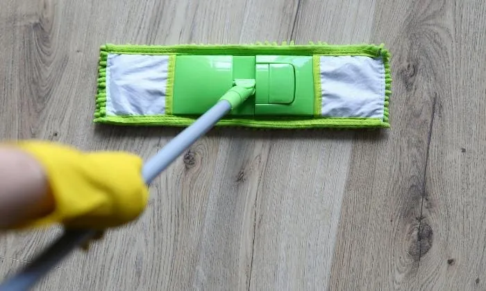 mycie paneli mopem z mikrofibry