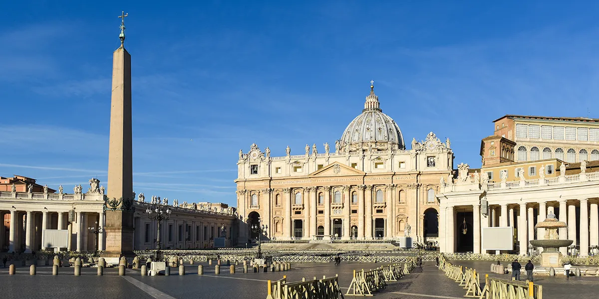 Plac Świętego Piotra Watykan kolumnada obelisk
