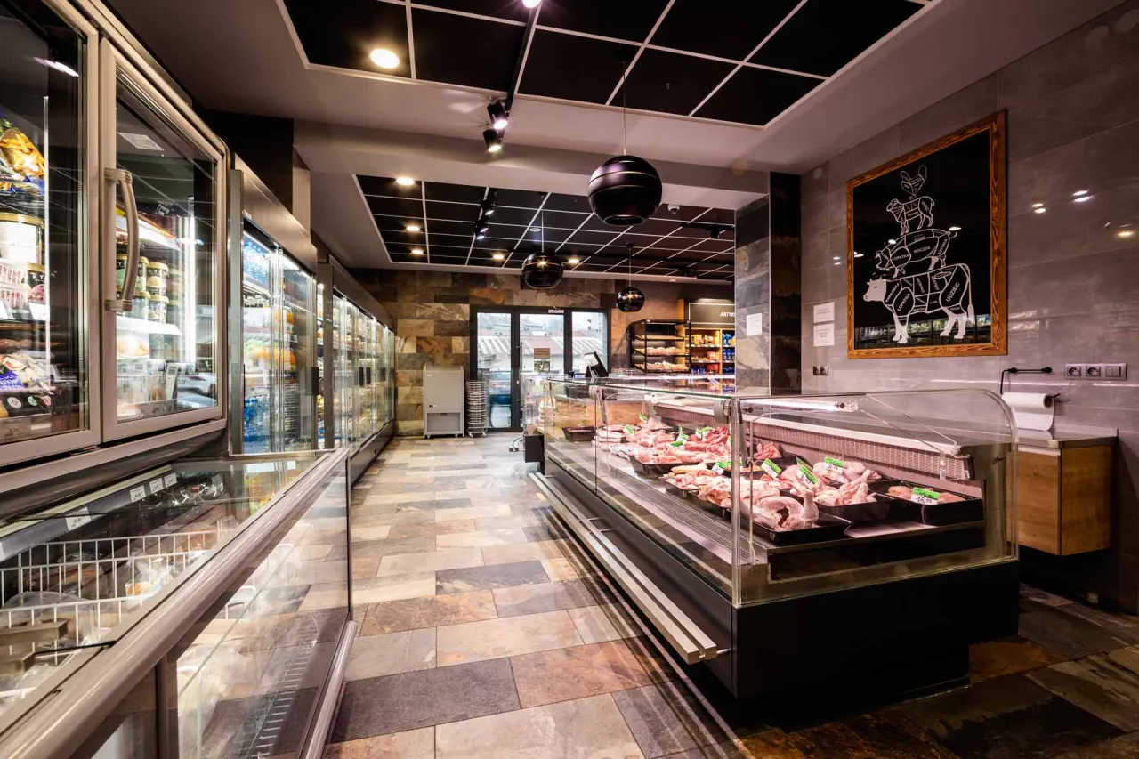 Wnętrze nowoczesnego sklepu osiedlowego z wyposażeniem