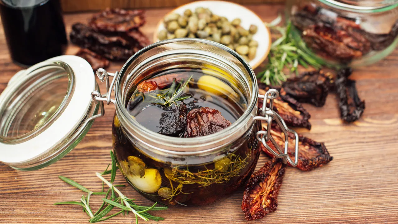 koncentrat pomidorowy, suszone grzyby i musztarda