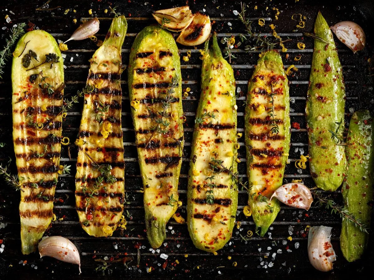 Grillowane cukinie z czosnkiem i ziołami. Idealny pomysł na cukinie na lato.