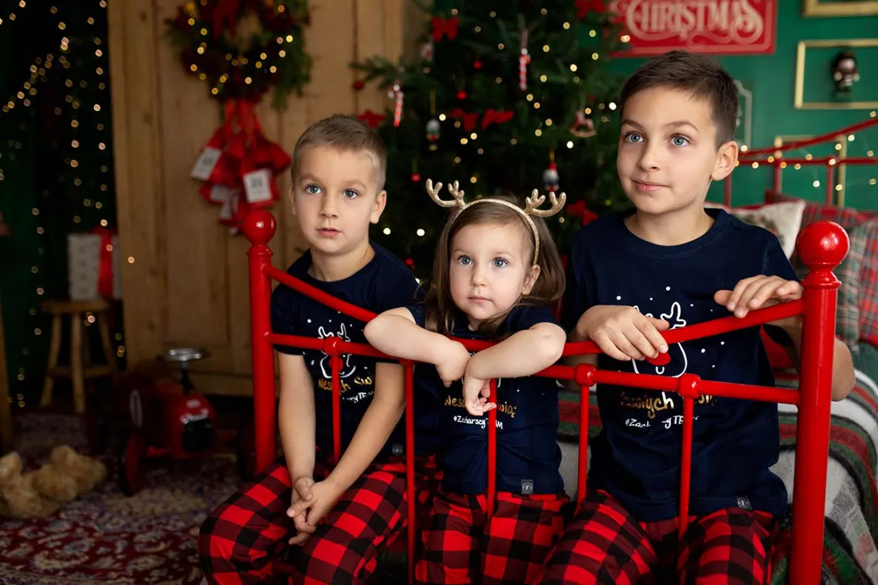 Różne wzory piżam świątecznych: krata, renifery, Grinch