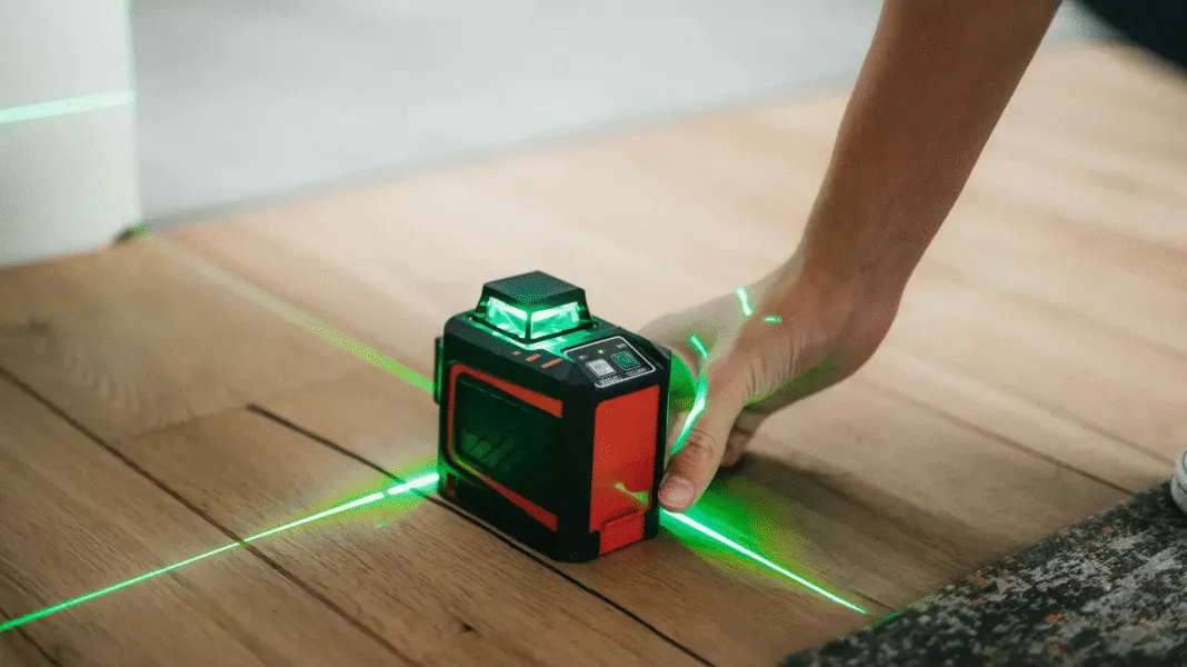 Poziomica laserowa prace wykończeniowe wnętrz