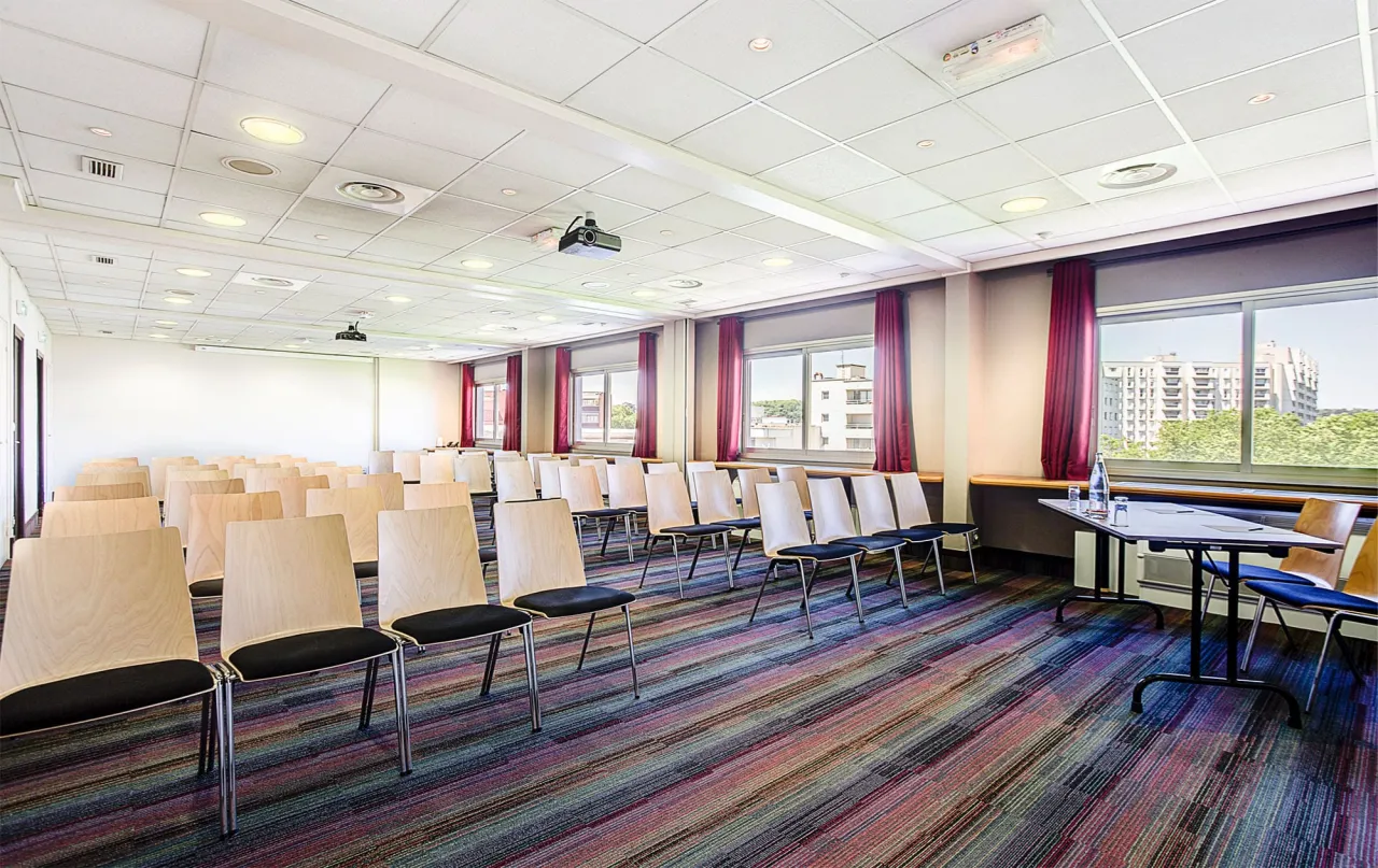 H&ocirc;tel des Congr&egrave;s Lyon salle de s&eacute;minaire lumineuse