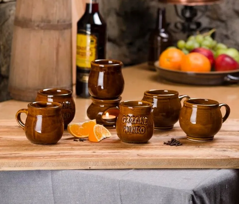 Tradycyjne kubki kamionkowe do grzanego wina