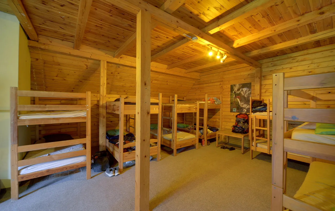 hostel pokój wieloosobowy, couchsurfing, agroturystyka