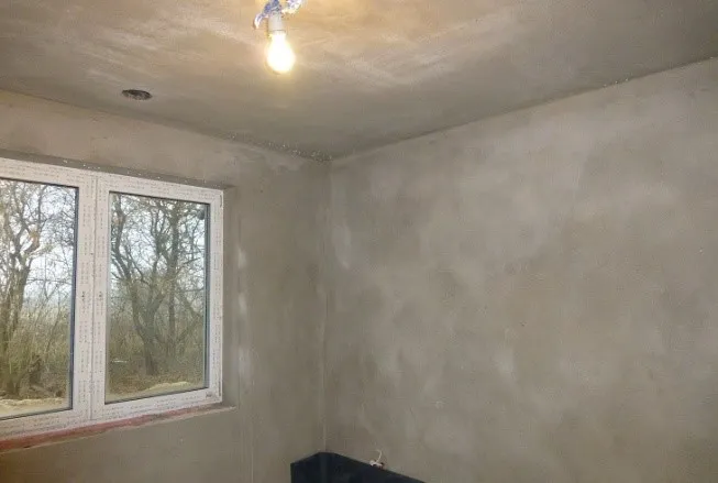 tynki gipsowe cementowo wapienne porównanie