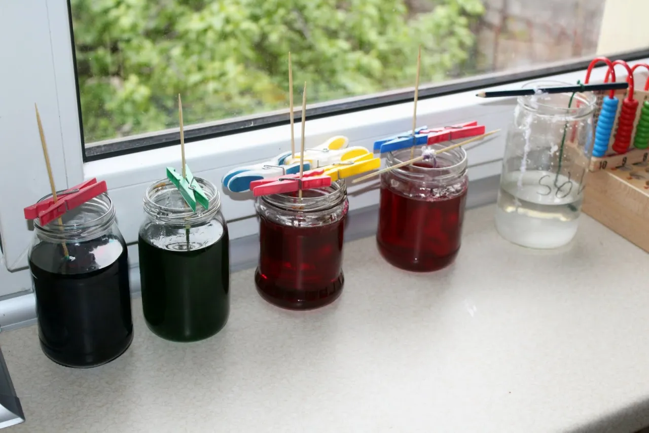 Przygotowanie roztworu soli do hodowli kryształ&oacute;w