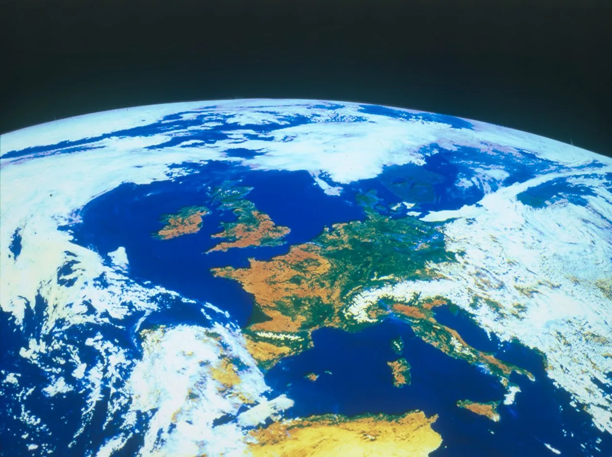 niebieska planeta ziemia z kosmosu