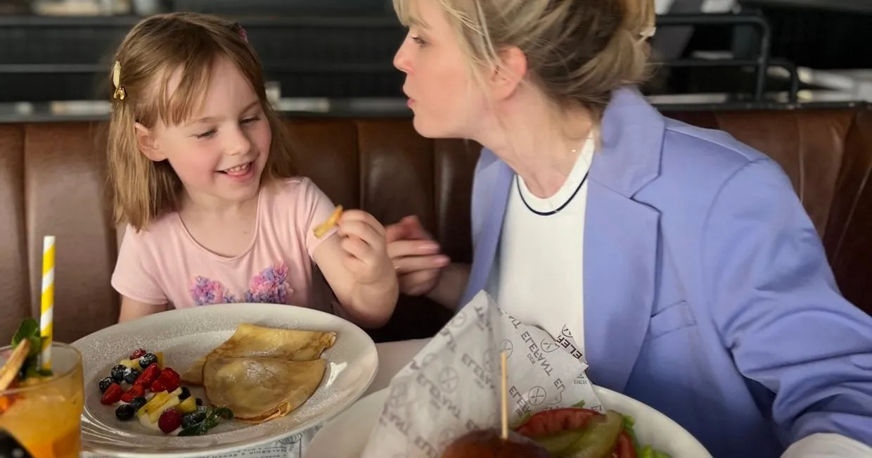 Rodzina jedząca obiad w restauracji z dzieckiem