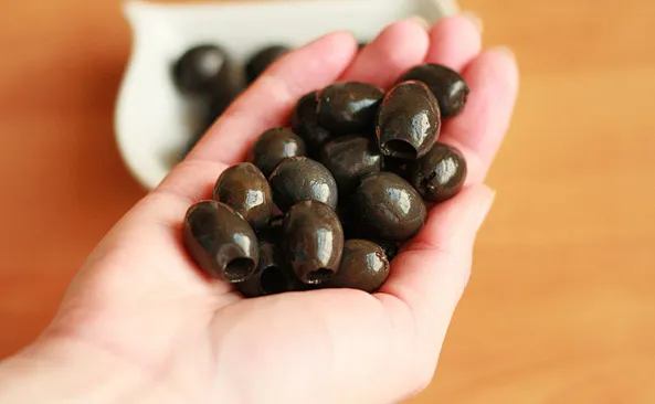 Tabela porównawcza kaloryczności oliwek zielonych i czarnych