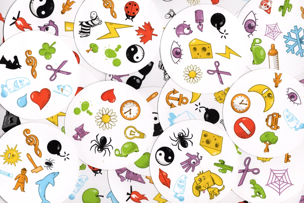 Dobble cards gameplay