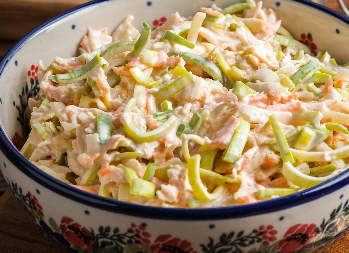 delikatna sałatka z blanszowanym porem