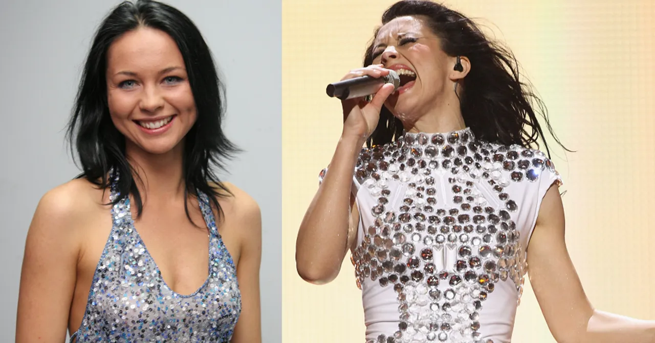 Uśmiechnięta wokalistka w błyszczącej sukience po lewej, po prawej śpiewa do mikrofonu w ozdobnej kreacji.