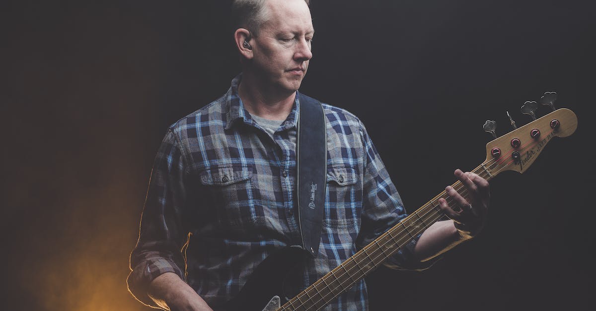 Gitara basowa - poznaj jej rolę i najlepszych basistów