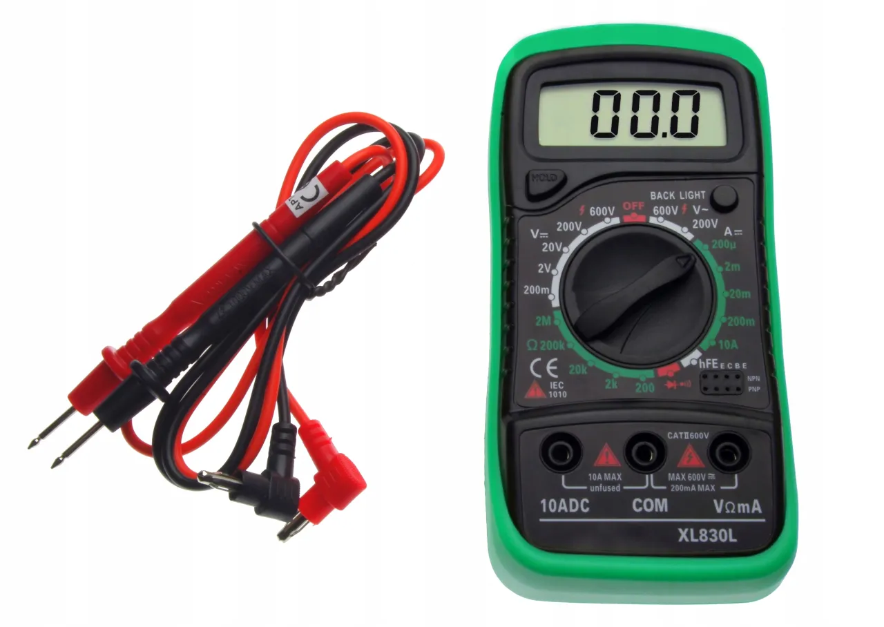 Cyfrowy multimetr z przewodami do pomiaru napięcia, prądu i rezystancji. Dowiedz się, jak sprawdzić akumulator miernikiem.