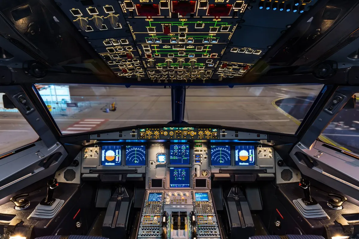 Wizz Air pilot cockpit flying Airbus A320