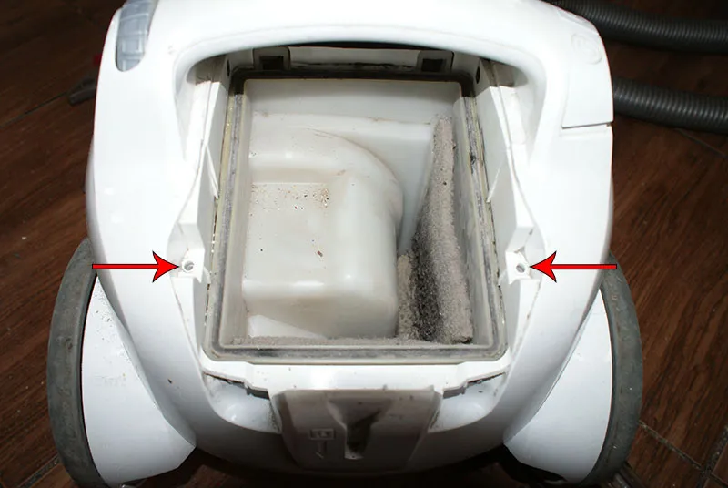 demontaż odkurzacza Electrolux ukryte śruby