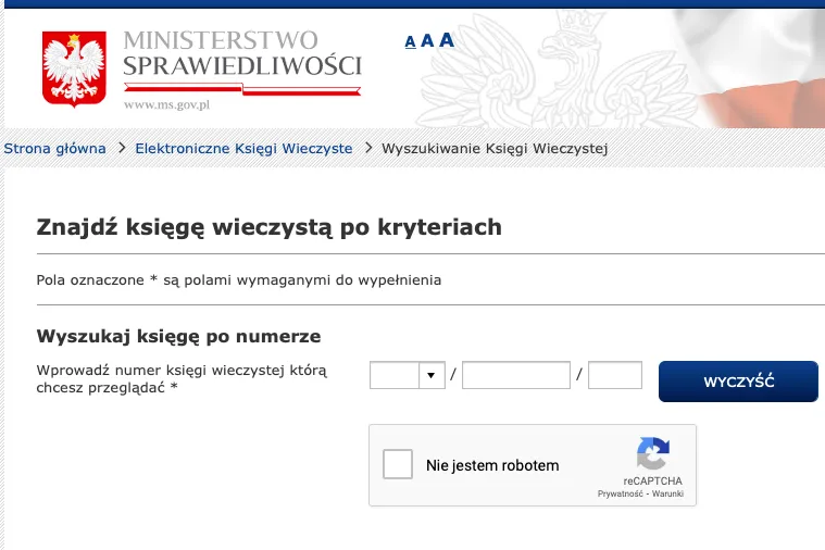 Osoba przeglądająca dokumenty prawne lub księgę wieczystą