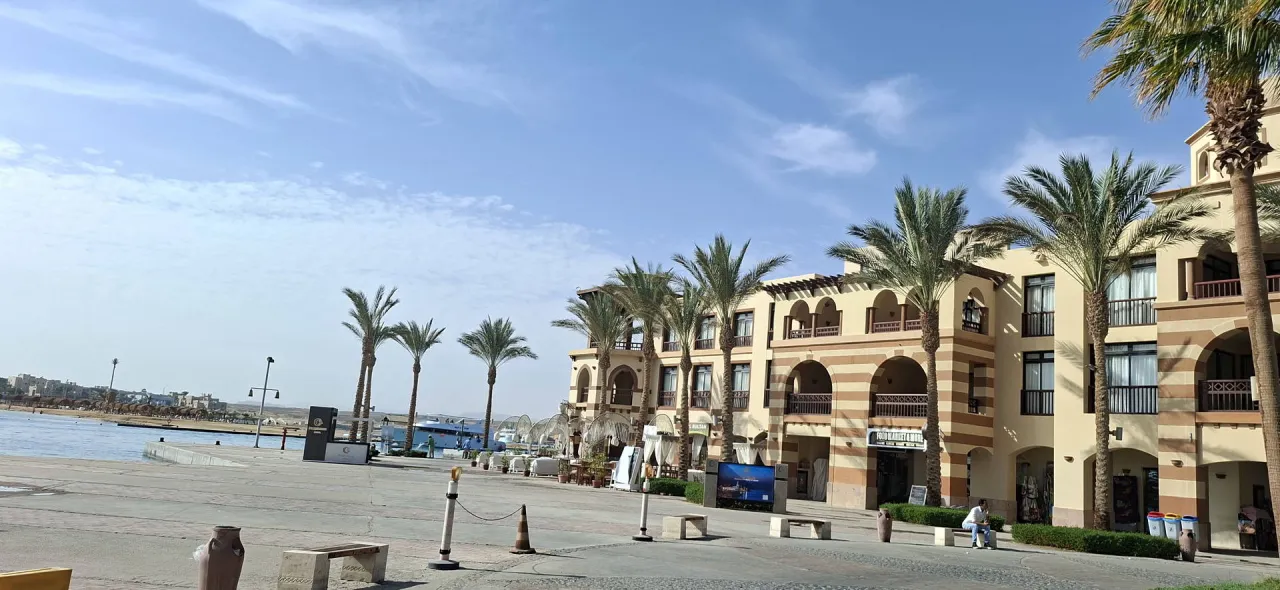 Port Ghalib marina sklepy promenada