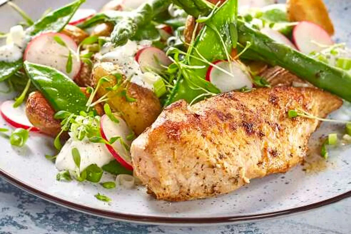 Salade de pommes de terre au poulet pr&ecirc;te &agrave; servir