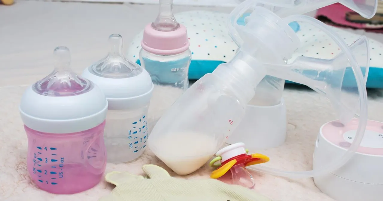 matka karmiąca butelką i piersią jednocześnie