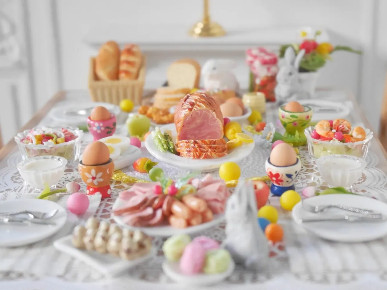 Wielkanocny stół z pieczonym mięsem, jajkami, wędlinami i babeczkami. Idealne fit przepisy na Wielkanoc.