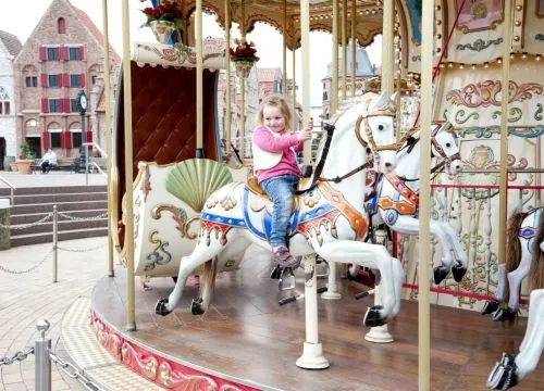 Familie mit Kindern im Hansa-Park Karussell