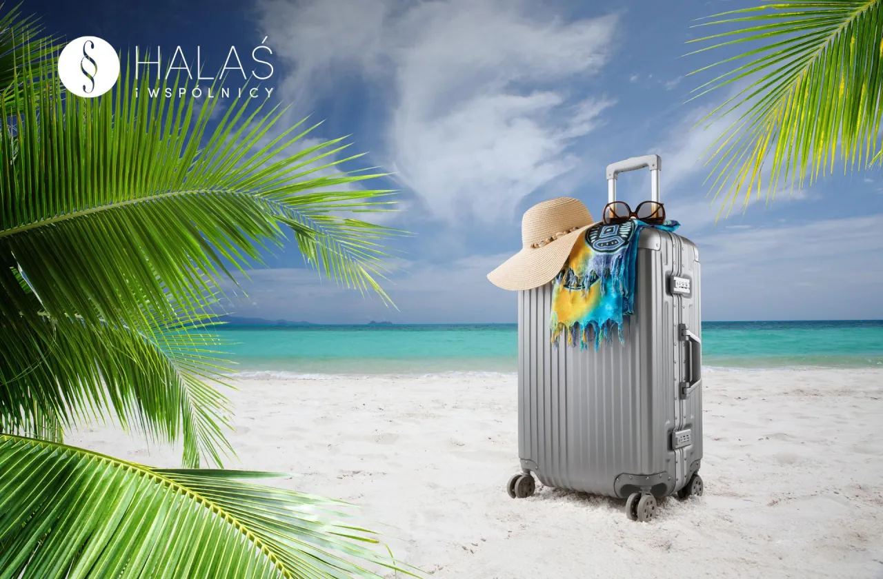 Walizka na plaży, gotowa do podr&oacute;ży. Jeśli wakacje okazały się rozczarowaniem, pomożemy uzyskać odszkodowanie od biura podr&oacute;ży.