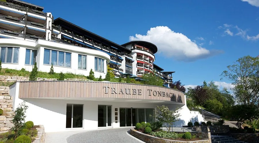 Hotel Traube Tonbach Außenansicht modern und traditionell