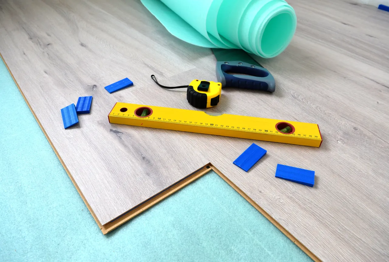 rodzaje podkładów pod panele