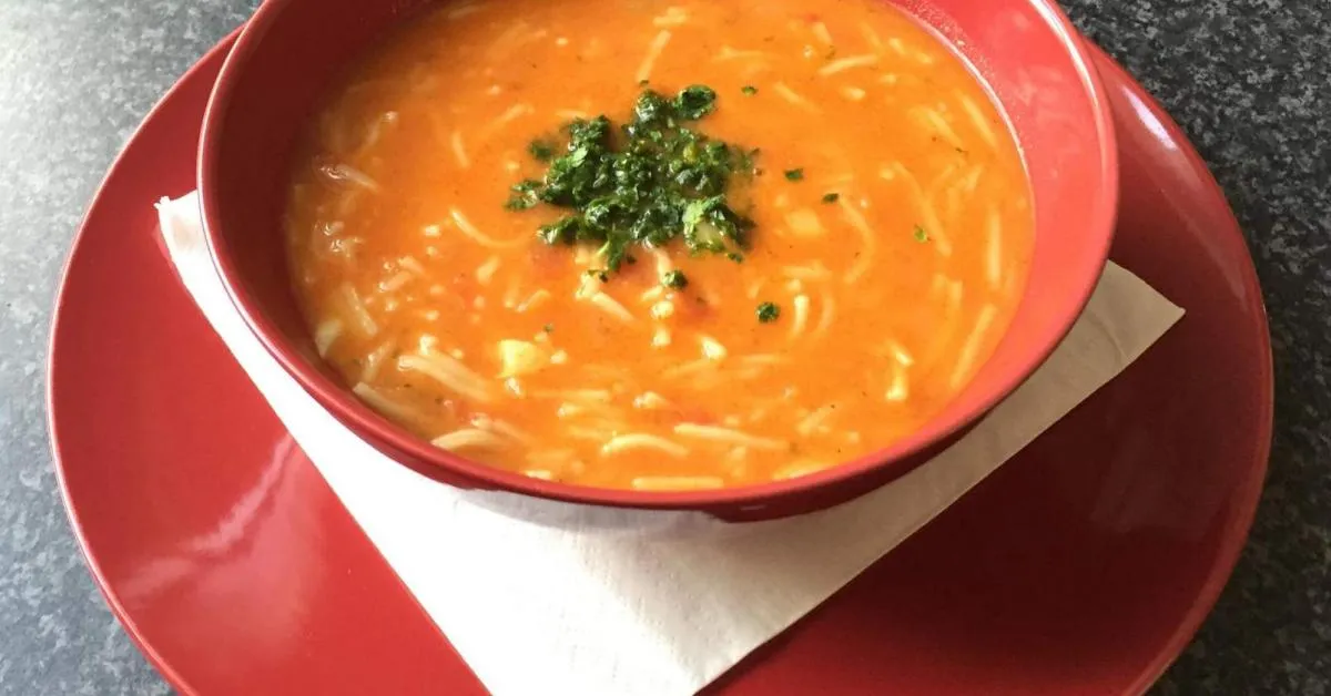 zupa pomidorowa zabielana śmietaną i jogurtem