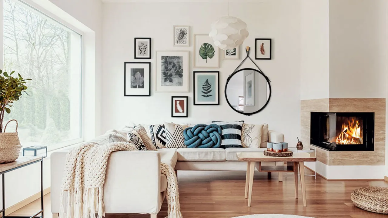 lustro słońce nad kanapą powiększa przestrzeń