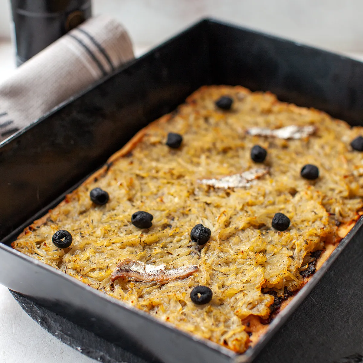 Zdjęcie Pissaladière: Tradycyjny przepis na pyszną prowansalską pizzę