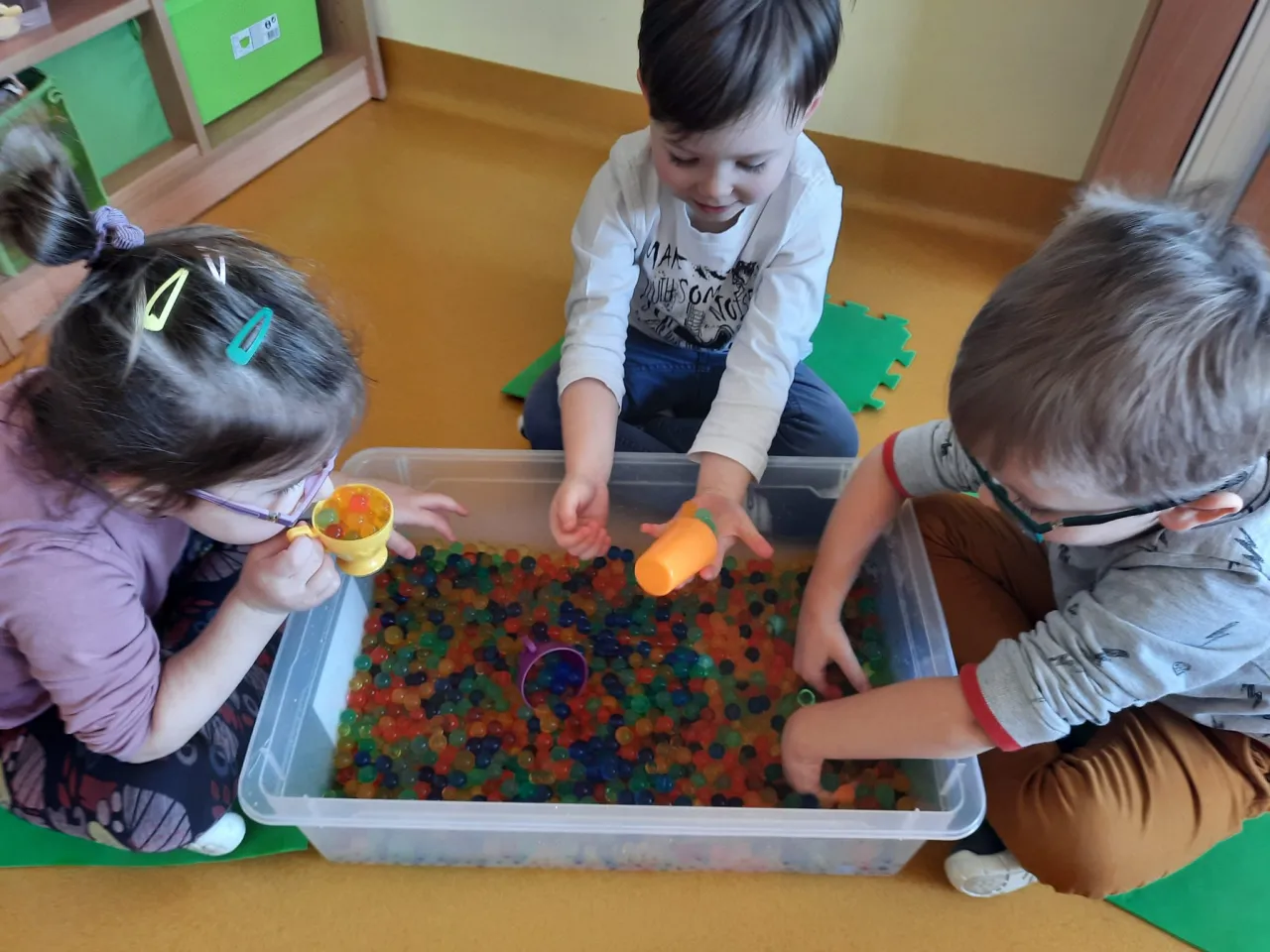 Zdjęcie Praktyczne zabawy sensoryczne w przedszkolu – proste pomysły i korzyści dla dzieci