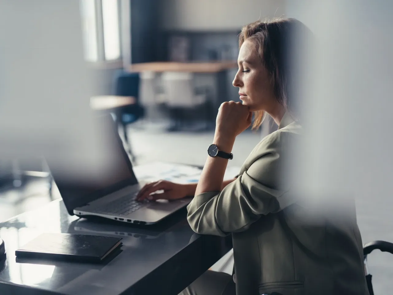 kobieta sukcesu zamyślona, syndrom oszusta