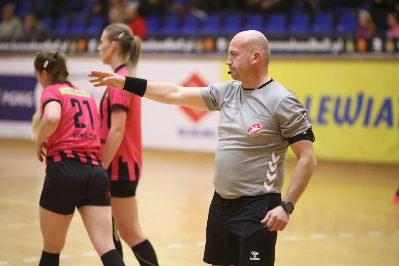 sędzia piłki ręcznej zatrzymuje czas