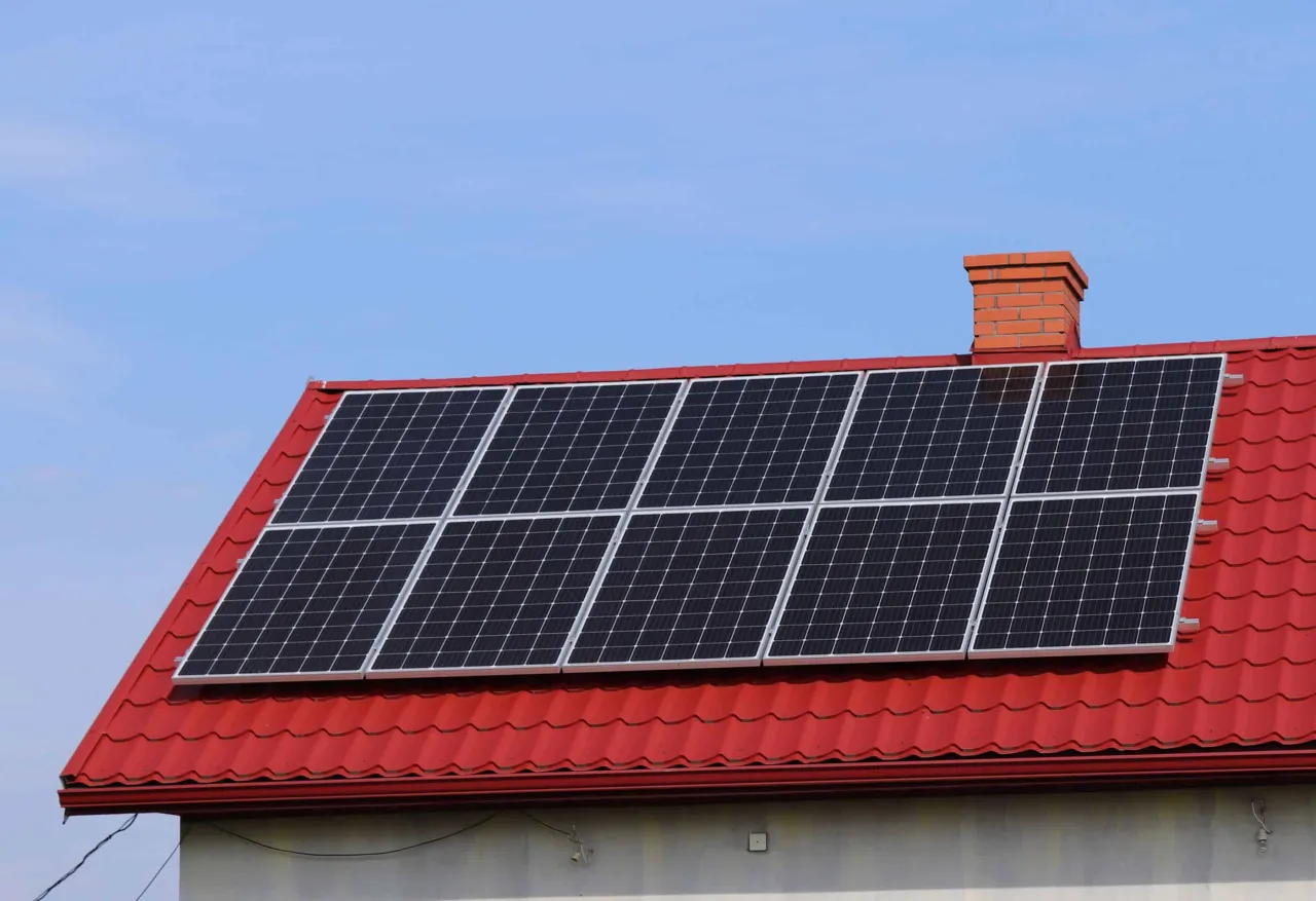 elektryk instalujący panele fotowoltaiczne, instalacja fotowoltaiczna na dachu