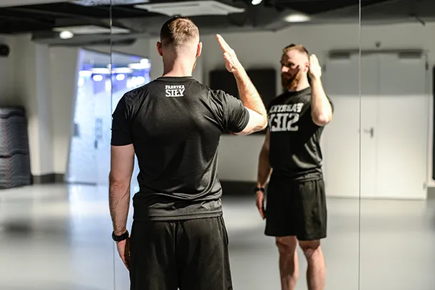 klasyczne rozciąganie tricepsa za głową