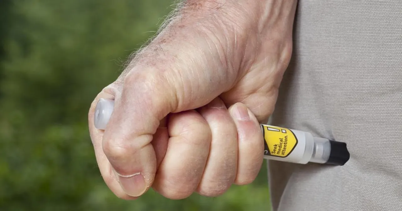 pielęgniarka szkolna podaje epipen