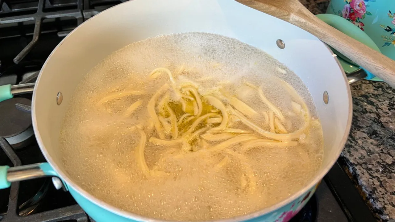 sklejony makaron w garnku