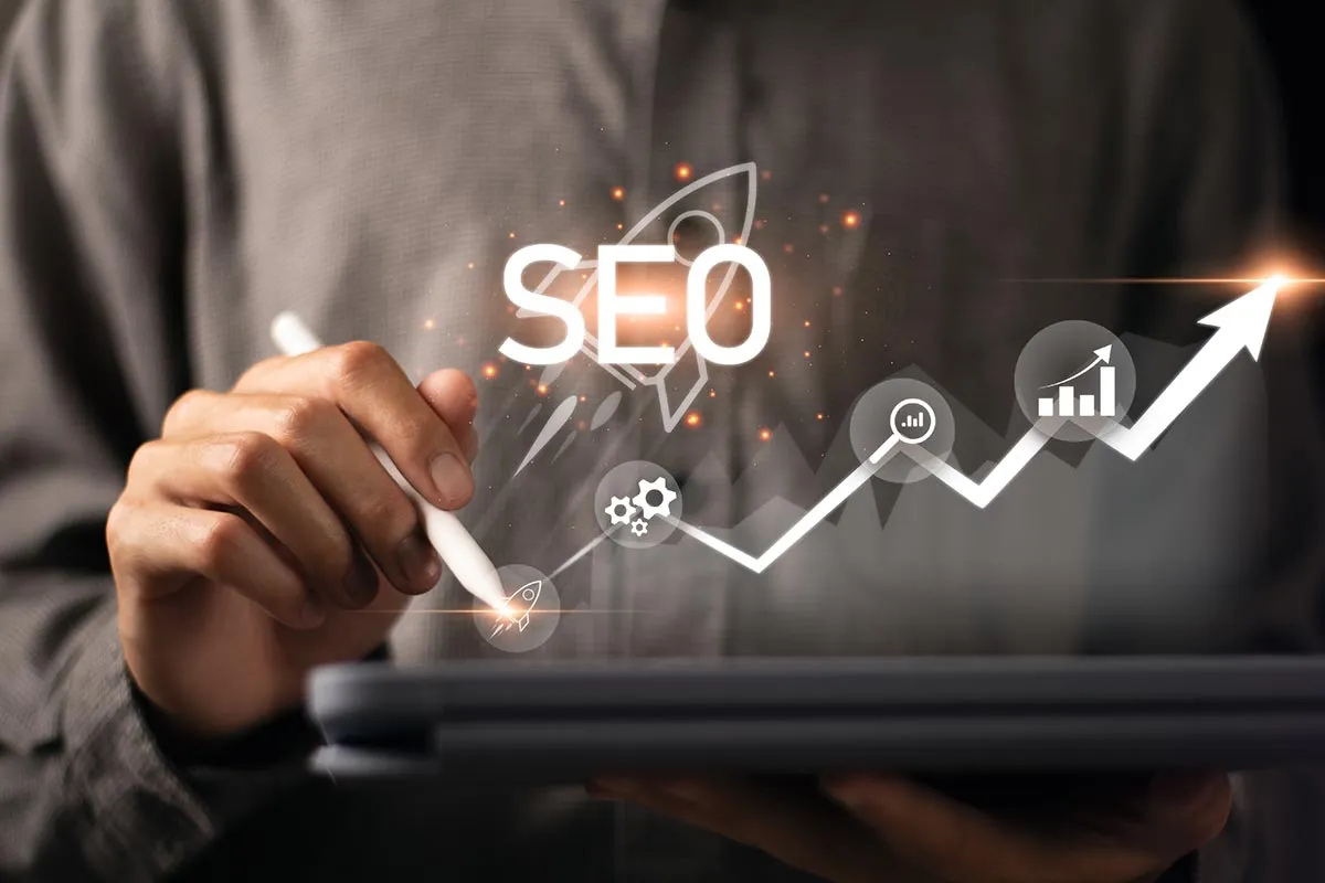 Rakieta SEO wystrzeliwuje w górę, symbolizując sukces w wyszukiwaniu głosowym i analizie danych.