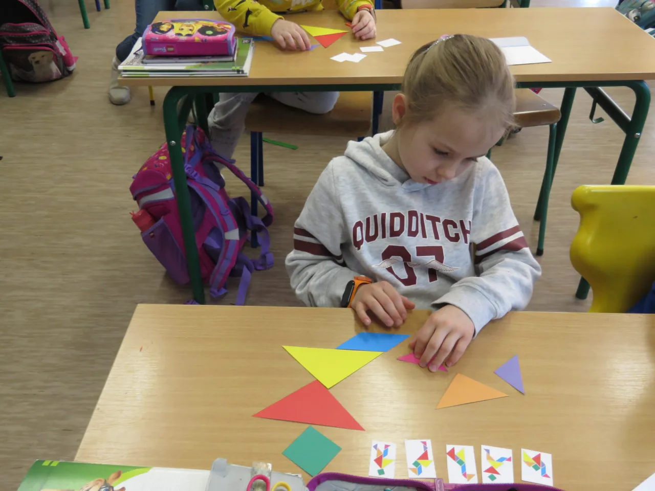 dzieci bawiące się tangramami